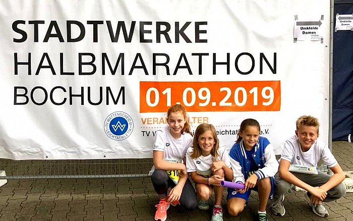_bwbochum/medien/Schwimmen/Schwimmen_Fotos-2019/2019_09_01-Team_vor_Banner.jpg