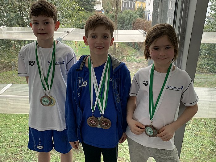 _bwbochum/medien/Schwimmen/Schwimmen_Fotos-2020/Cronenberger-Pokalschwimmen-Lian-Jakob-Isabel-Medaillen.jpg
