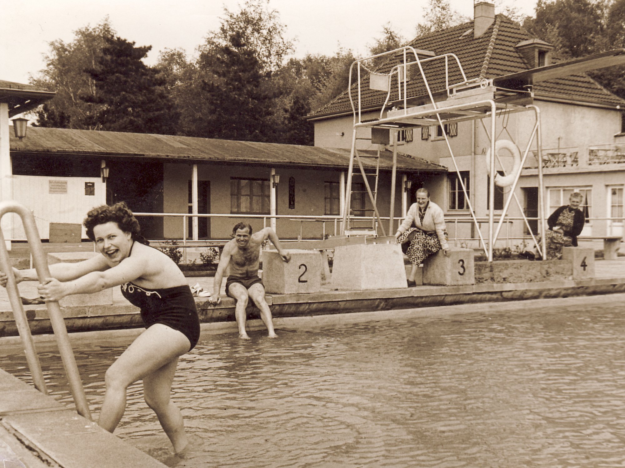 1953: Eine Familie im Schwimmbad